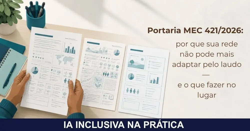 Mãos de uma professora sobre uma mesa com duas versões da mesma atividade: uma carregada e confusa, outra organizada em blocos visuais claros, ilustrando a diferença entre adaptar pelo laudo e adaptar pela barreira do estudante.